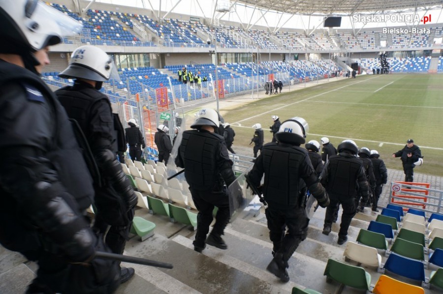 Tarcze, kaski i broń gładkolufowa na stadionie - foto
