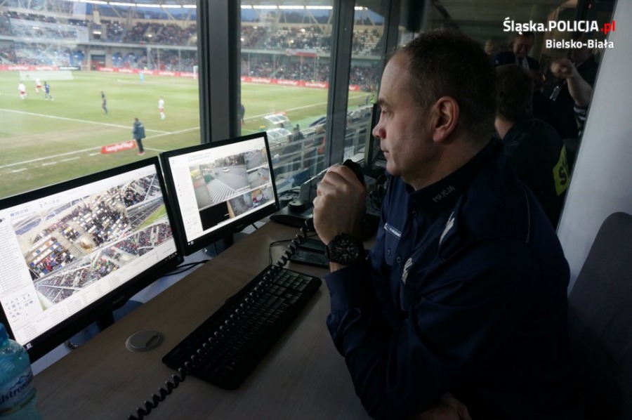 Policja wokół stadionu i na trasach dojazdowych - foto