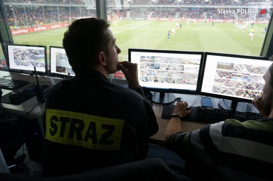 Policja wokół stadionu i na trasach dojazdowych - foto