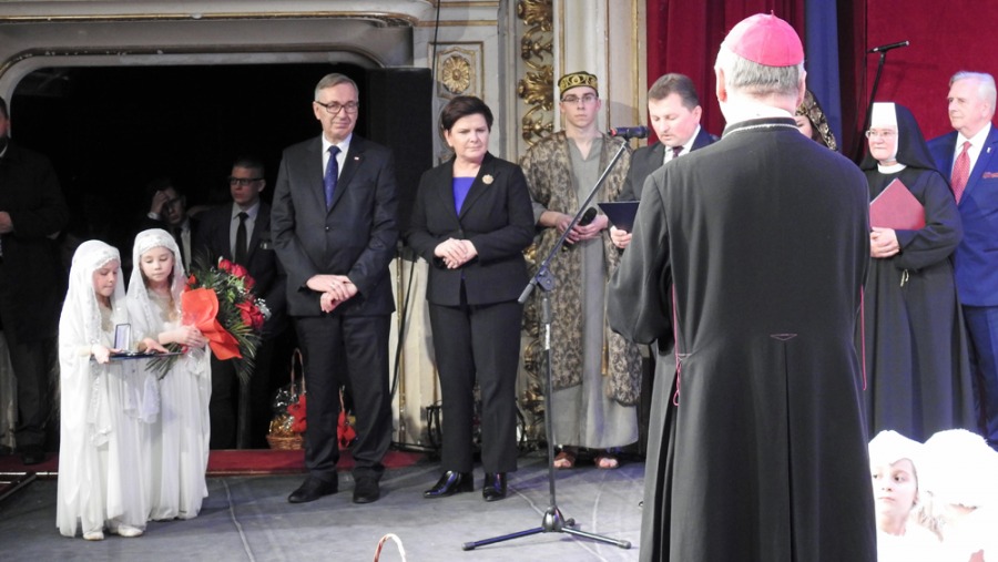 Beata Szydło dziękuje bielskiemu biskupowi - foto