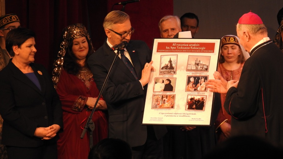 Beata Szydło dziękuje bielskiemu biskupowi - foto