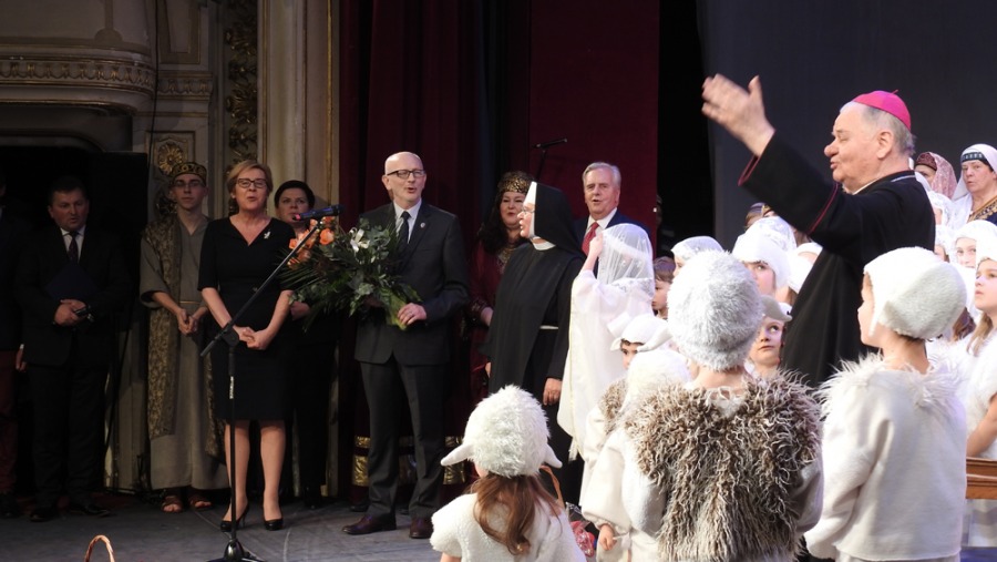 Beata Szydło dziękuje bielskiemu biskupowi - foto