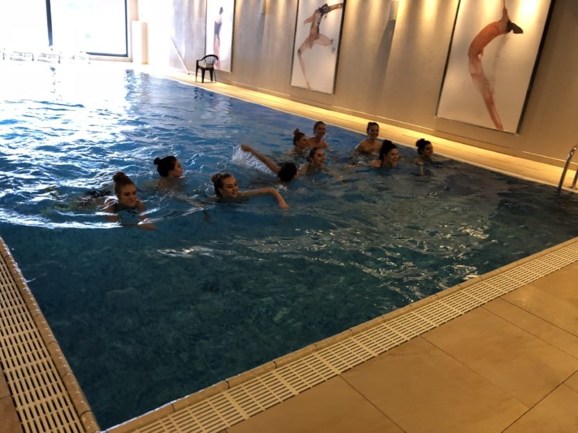 Piękne dziewczyny ćwiczą w komfortowym hotelu - ZDJĘCIA