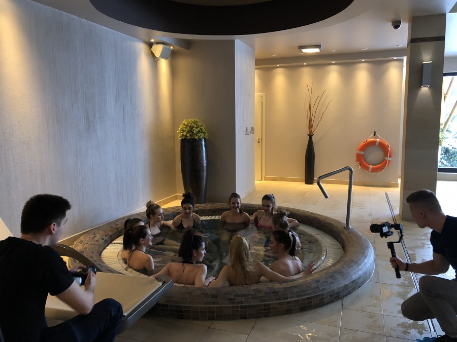 Piękne dziewczyny ćwiczą w komfortowym hotelu - ZDJĘCIA