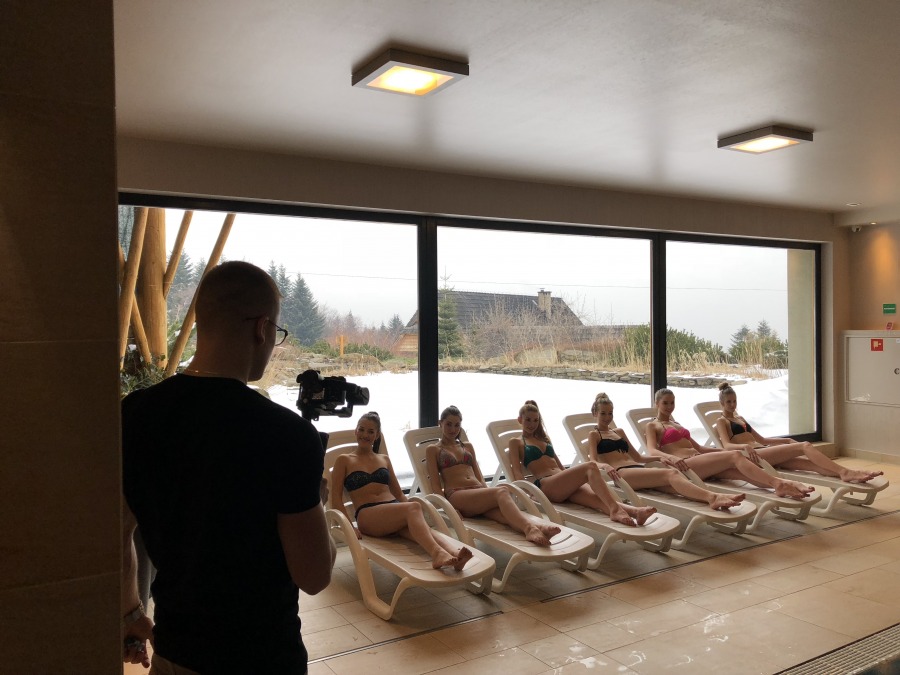 Piękne dziewczyny ćwiczą w komfortowym hotelu - ZDJĘCIA
