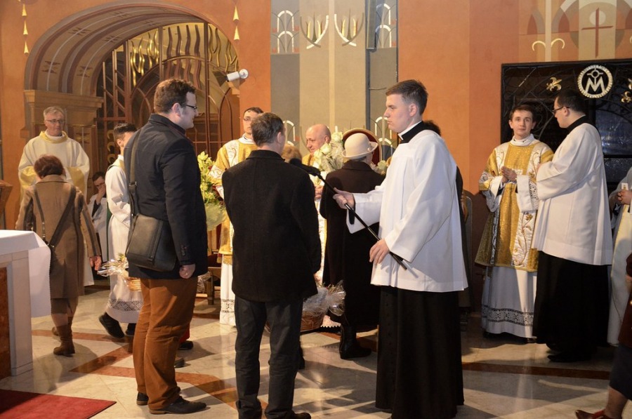 Biskup obmył nogi wiernym. Gest pokory i służby - foto