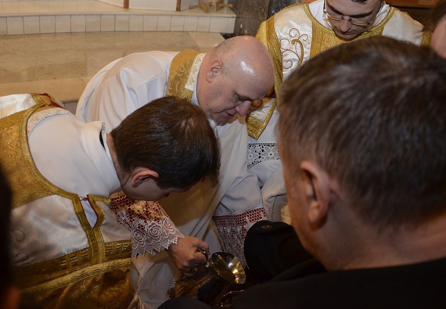 Biskup obmył nogi wiernym. Gest pokory i służby - foto