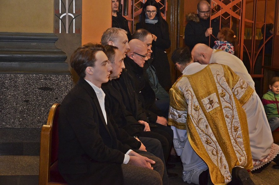 Biskup obmył nogi wiernym. Gest pokory i służby - foto