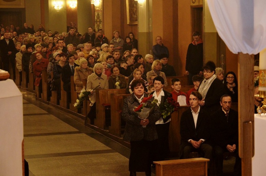 Biskup obmył nogi wiernym. Gest pokory i służby - foto