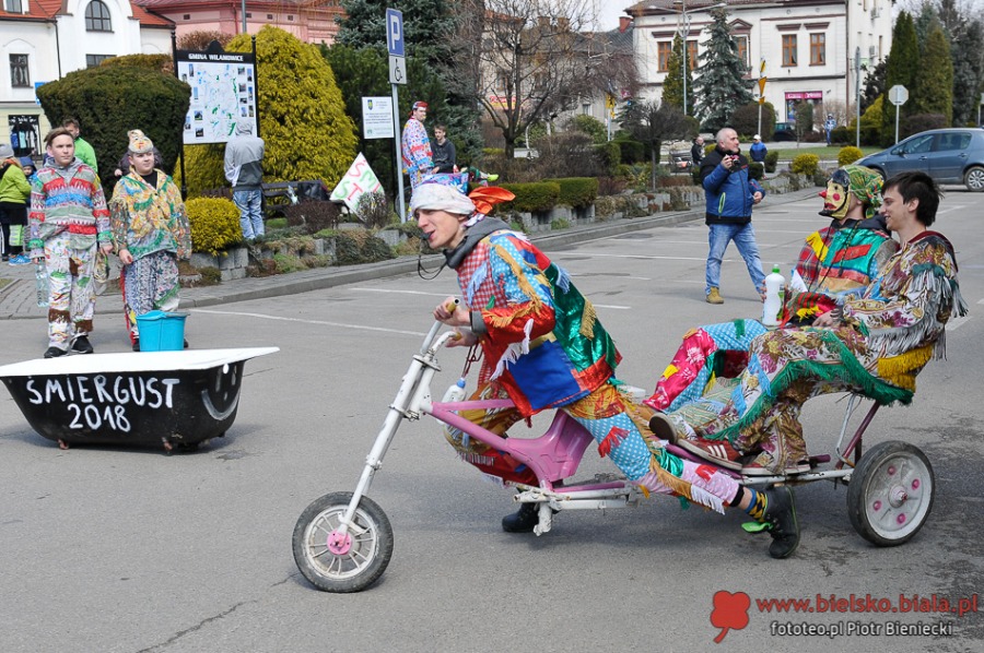 Kąpiel w wannie na środku rynku. To jest tradycja!