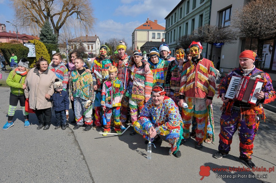 Kąpiel w wannie na środku rynku. To jest tradycja!