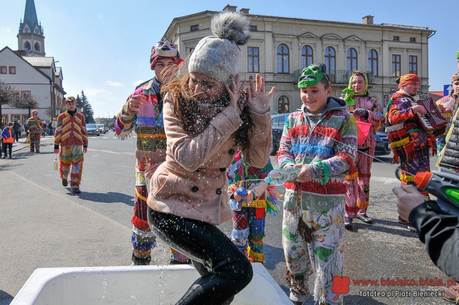 Kąpiel w wannie na środku rynku. To jest tradycja!