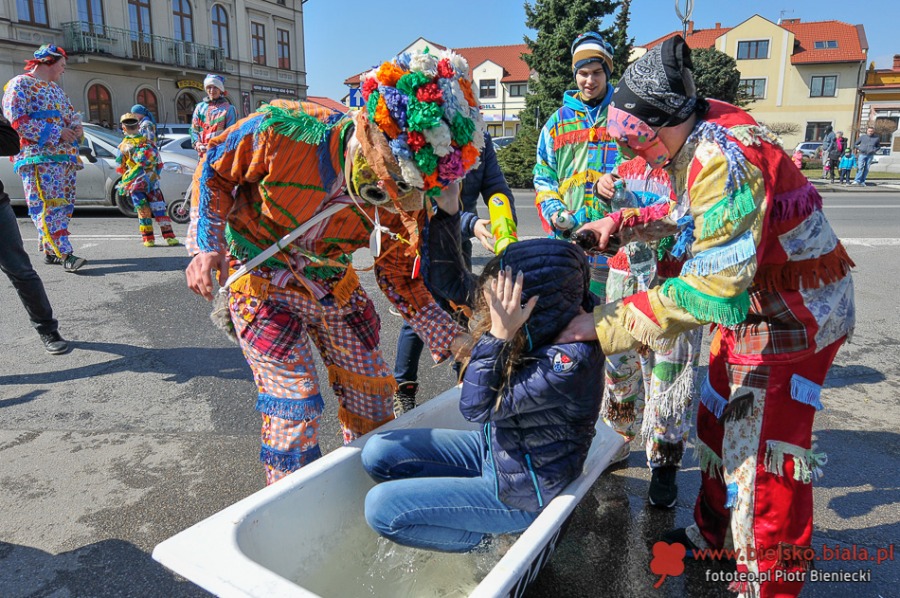 Kąpiel w wannie na środku rynku. To jest tradycja!