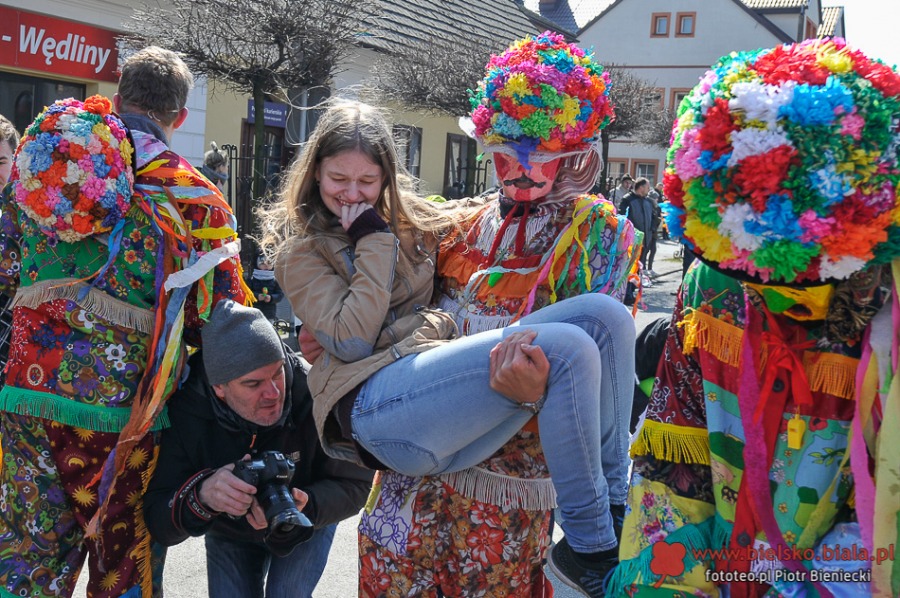 Kąpiel w wannie na środku rynku. To jest tradycja!