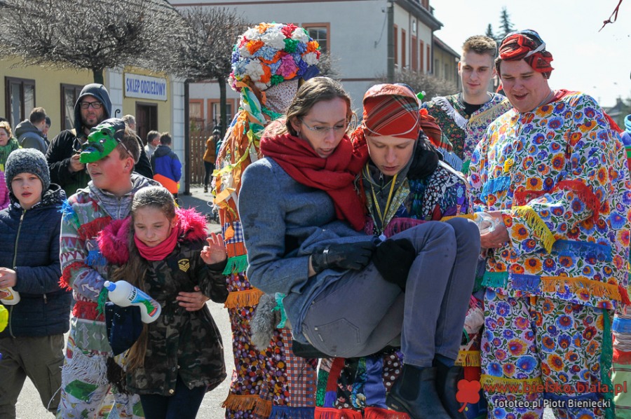 Kąpiel w wannie na środku rynku. To jest tradycja!