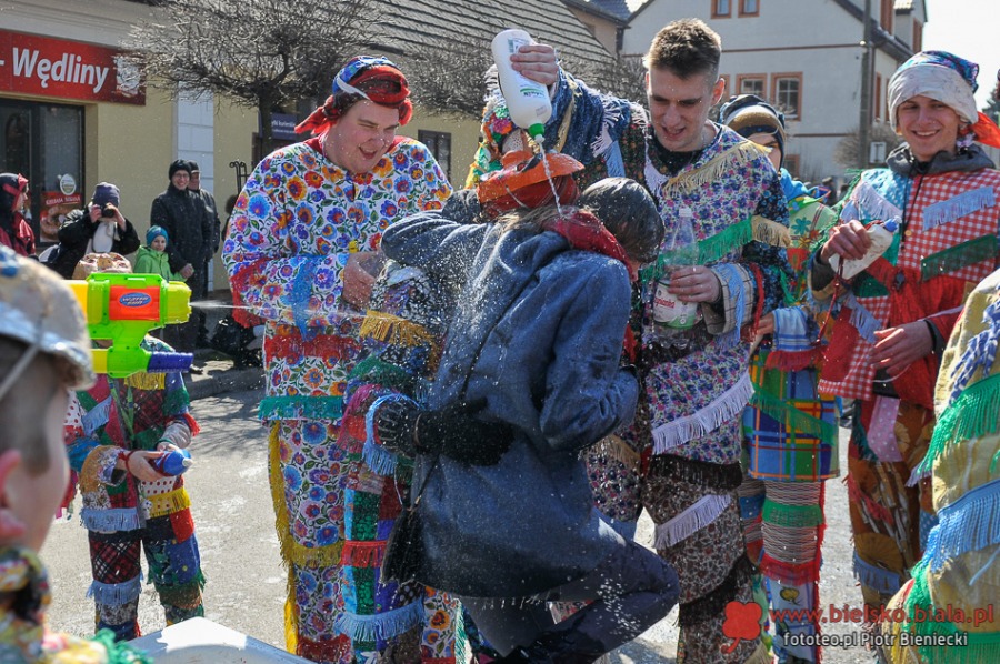 Kąpiel w wannie na środku rynku. To jest tradycja!