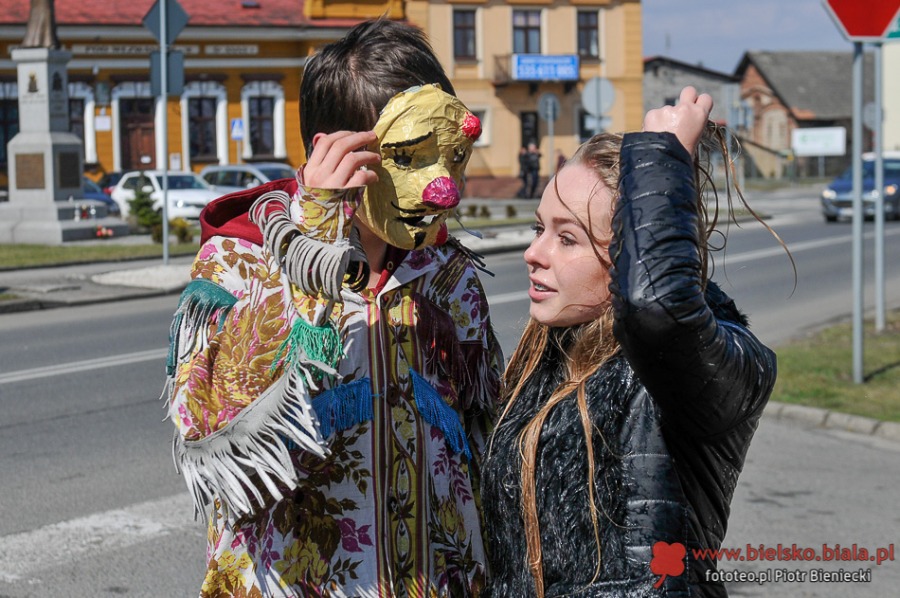 Kąpiel w wannie na środku rynku. To jest tradycja!