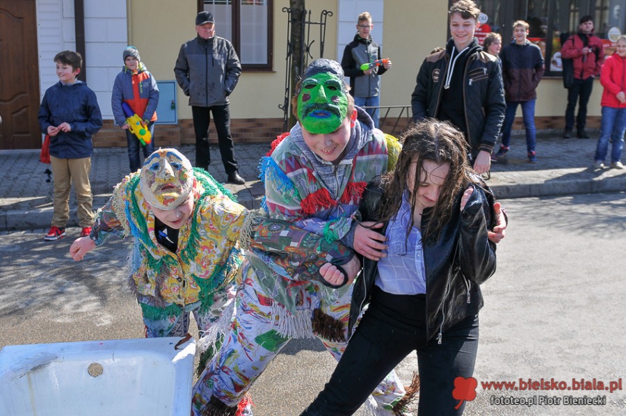Kąpiel w wannie na środku rynku. To jest tradycja!