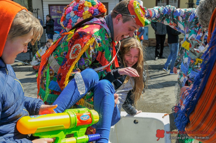 Kąpiel w wannie na środku rynku. To jest tradycja!