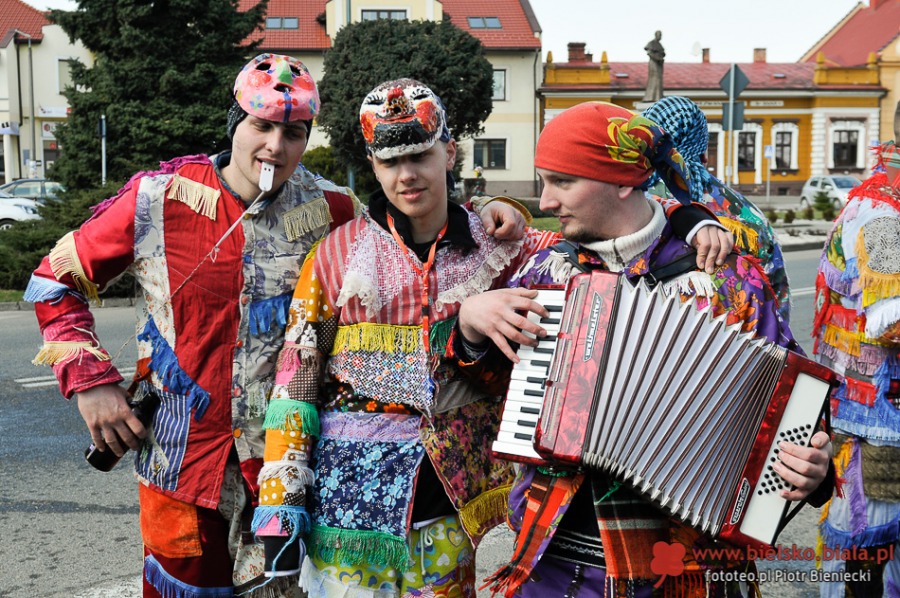 Kąpiel w wannie na środku rynku. To jest tradycja!