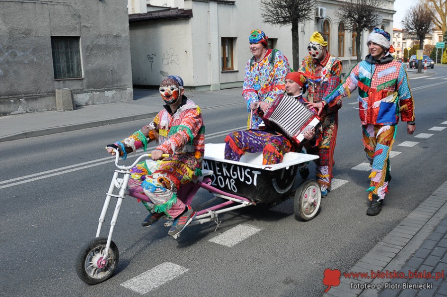 Kąpiel w wannie na środku rynku. To jest tradycja!
