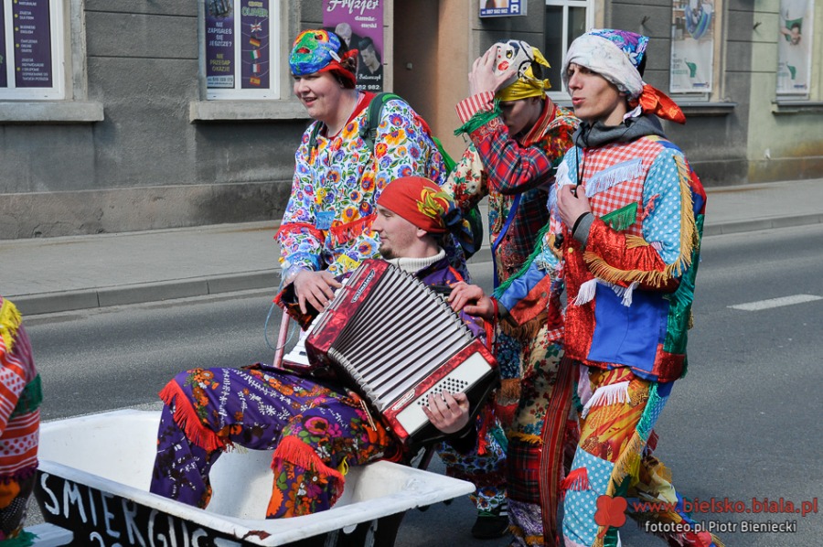 Kąpiel w wannie na środku rynku. To jest tradycja!