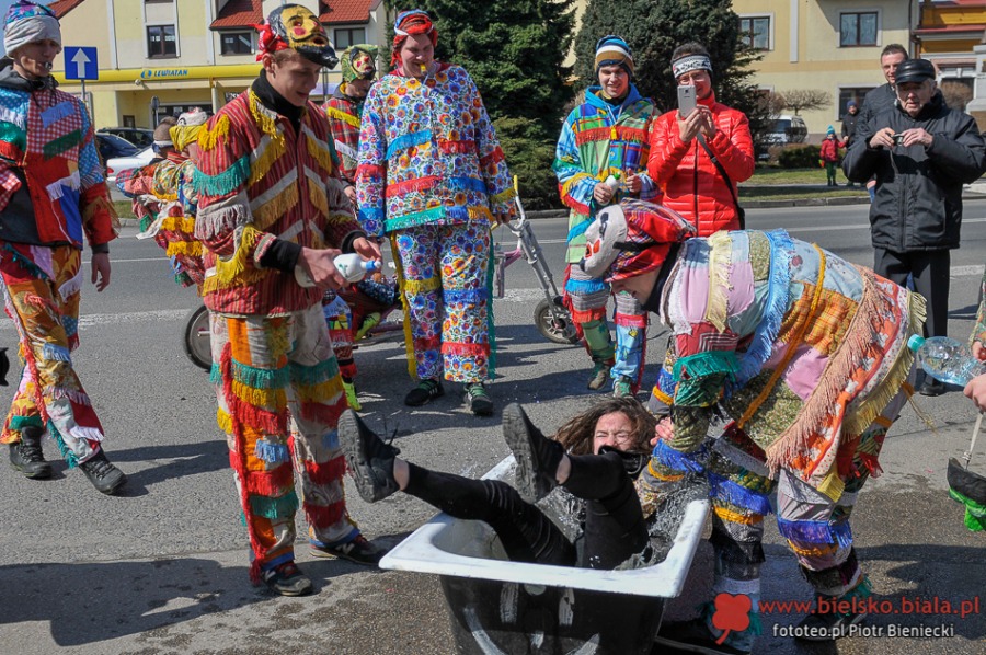 Kąpiel w wannie na środku rynku. To jest tradycja!
