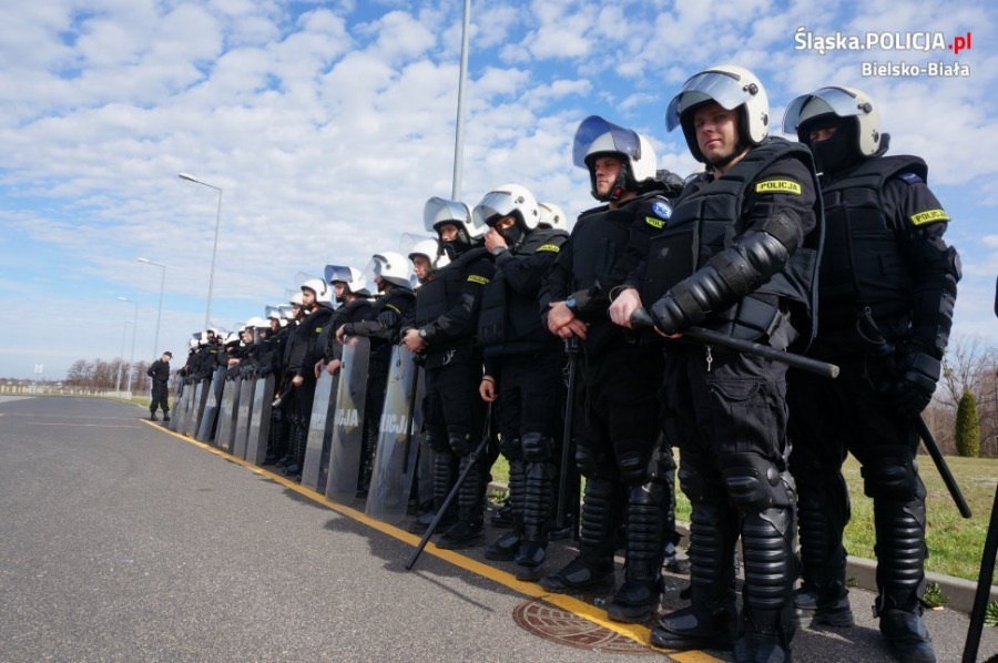 Szyki bojowe policji pod Dębowcem. Tarcze, kaski i broń gładkolufowa