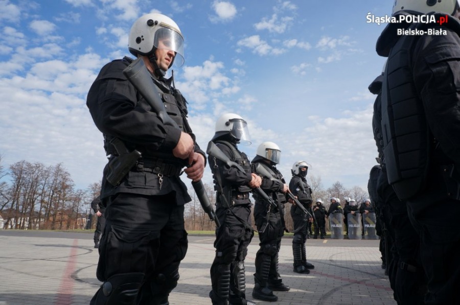 Szyki bojowe policji pod Dębowcem. Tarcze, kaski i broń gładkolufowa
