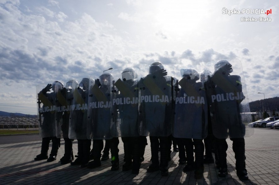 Szyki bojowe policji pod Dębowcem. Tarcze, kaski i broń gładkolufowa