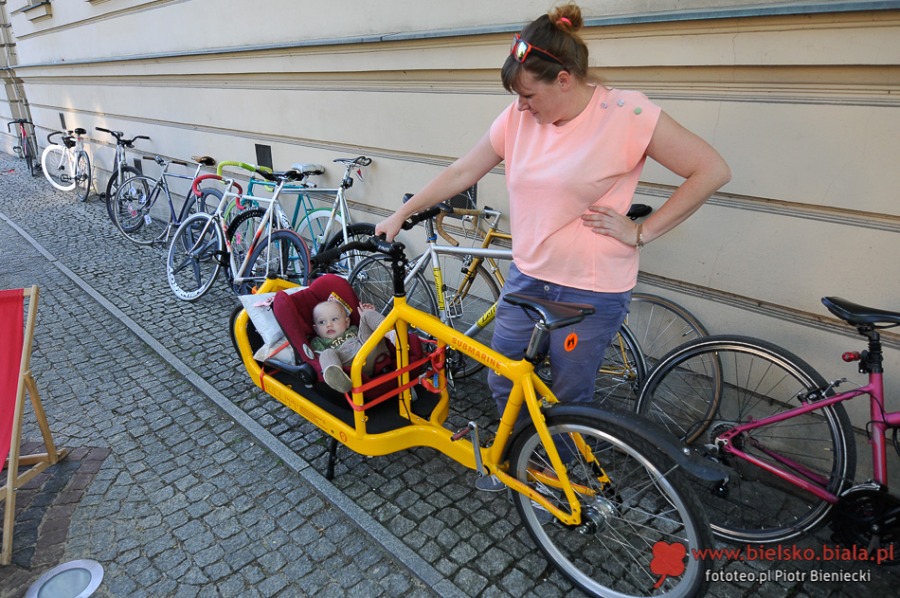 Szaleńczy wyścig rowerzystów w ruchu miejskim - foto