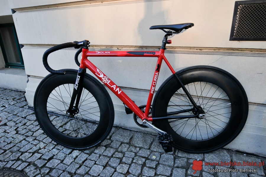 Szaleńczy wyścig rowerzystów w ruchu miejskim - foto