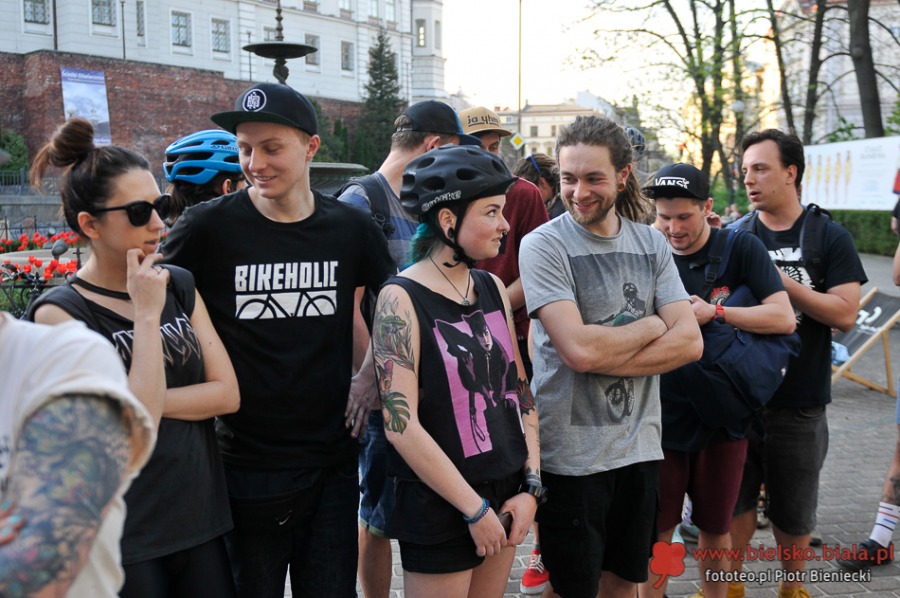 Szaleńczy wyścig rowerzystów w ruchu miejskim - foto
