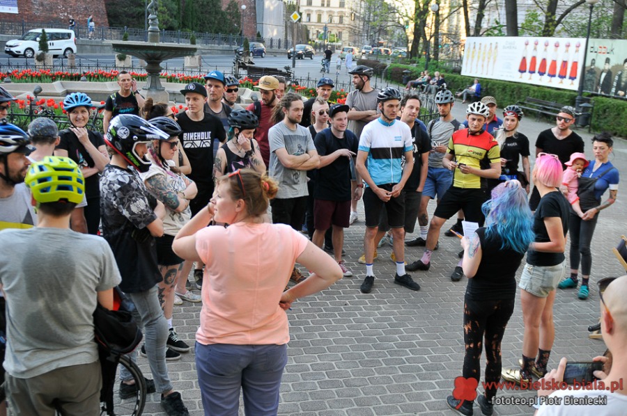 Szaleńczy wyścig rowerzystów w ruchu miejskim - foto