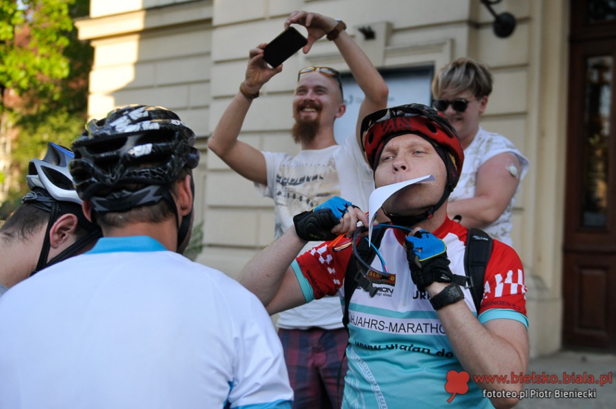 Szaleńczy wyścig rowerzystów w ruchu miejskim - foto