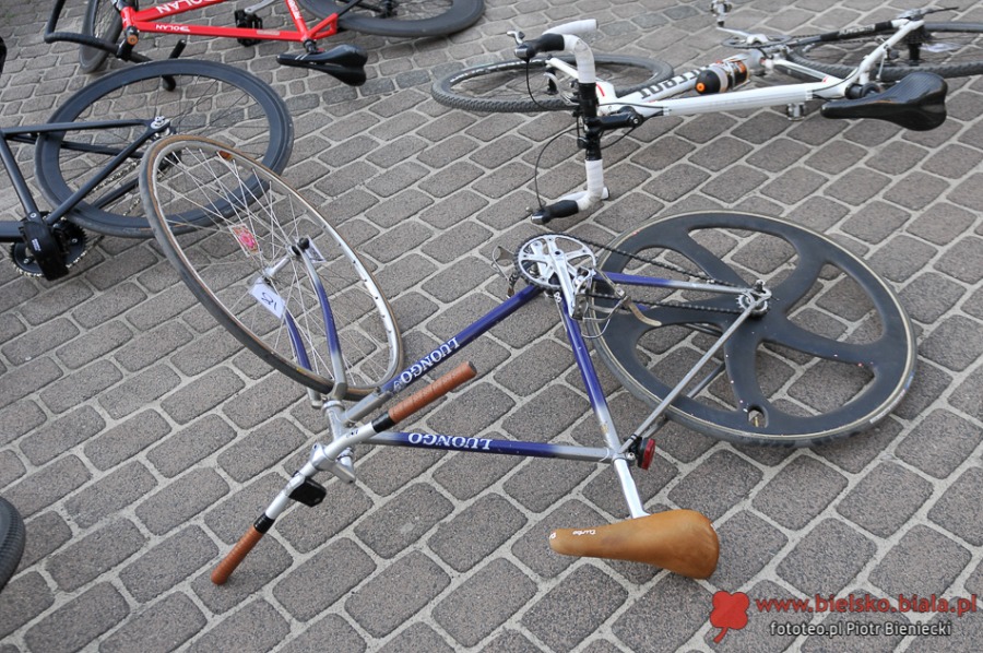 Szaleńczy wyścig rowerzystów w ruchu miejskim - foto