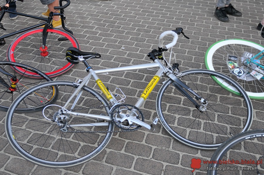 Szaleńczy wyścig rowerzystów w ruchu miejskim - foto