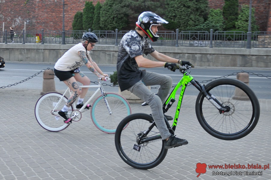 Szaleńczy wyścig rowerzystów w ruchu miejskim - foto