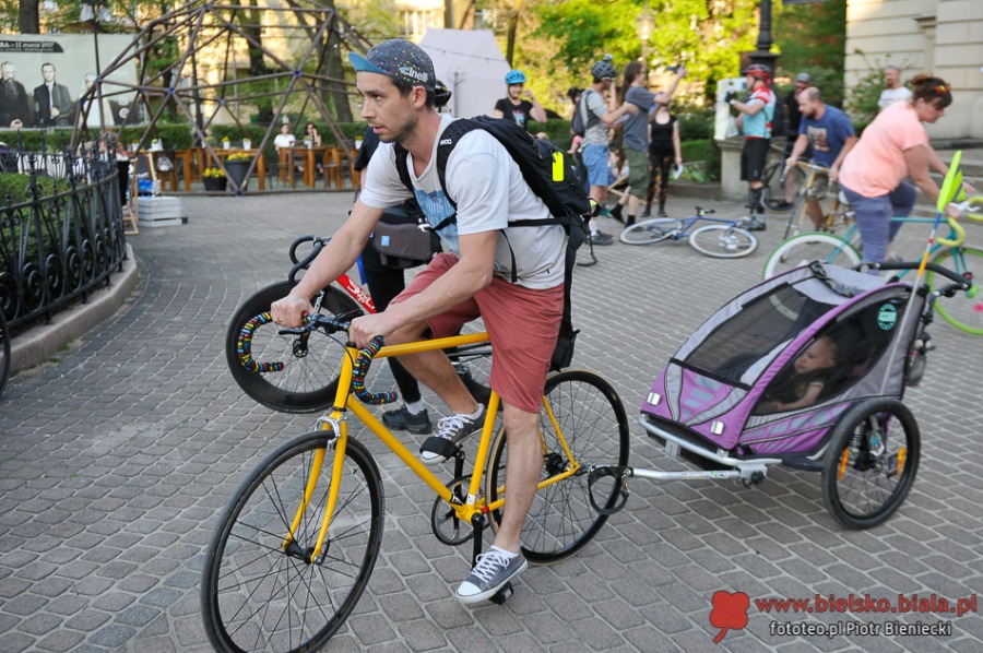 Szaleńczy wyścig rowerzystów w ruchu miejskim - foto