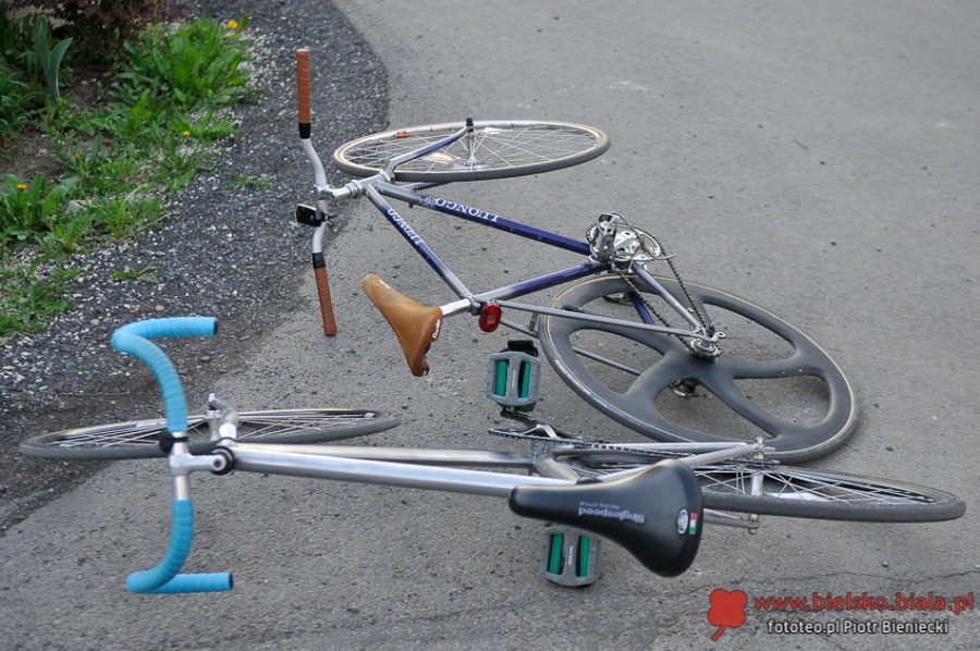 Szaleńczy wyścig rowerzystów w ruchu miejskim - foto