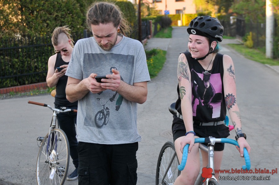 Szaleńczy wyścig rowerzystów w ruchu miejskim - foto