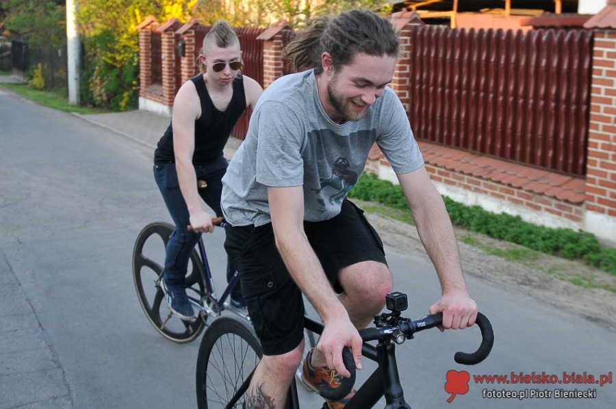Szaleńczy wyścig rowerzystów w ruchu miejskim - foto