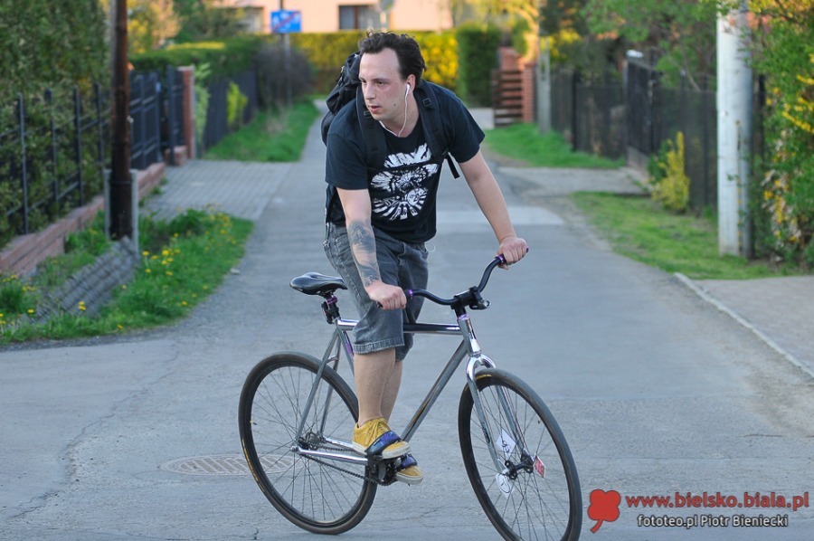 Szaleńczy wyścig rowerzystów w ruchu miejskim - foto