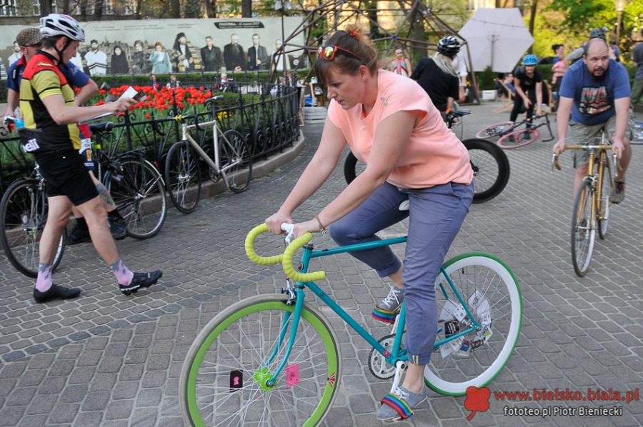 Szaleńczy wyścig rowerzystów w ruchu miejskim - foto
