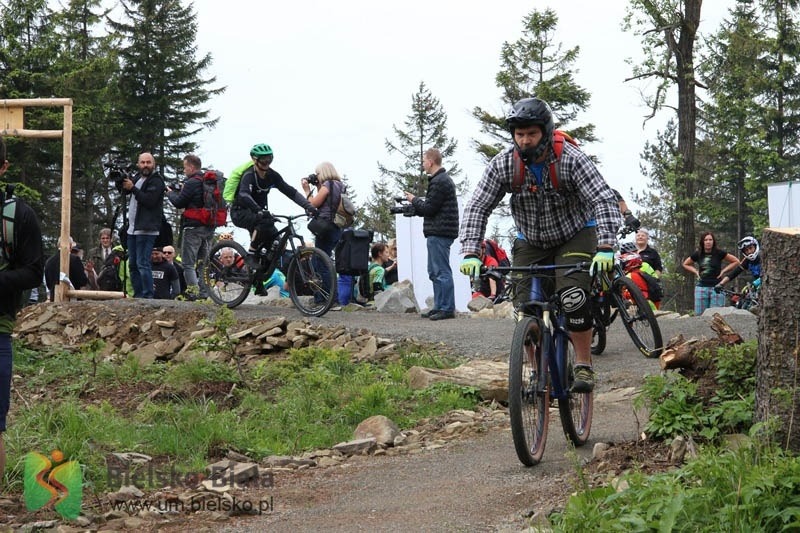 Liczne bandy i muldy na nowej trasie rowerowej - foto