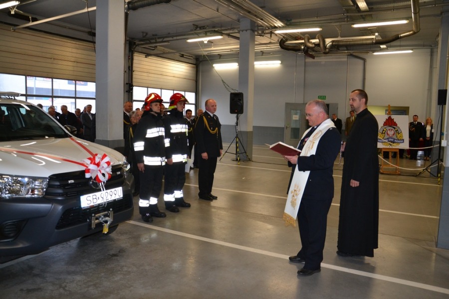 Poświęcenie nowych samochodów. Wyróżnienia dla strażaków - foto