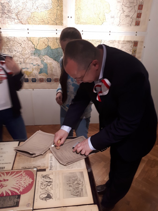 Zwiedzanie do północy. Tłumy na zamku Sułkowskich - foto
