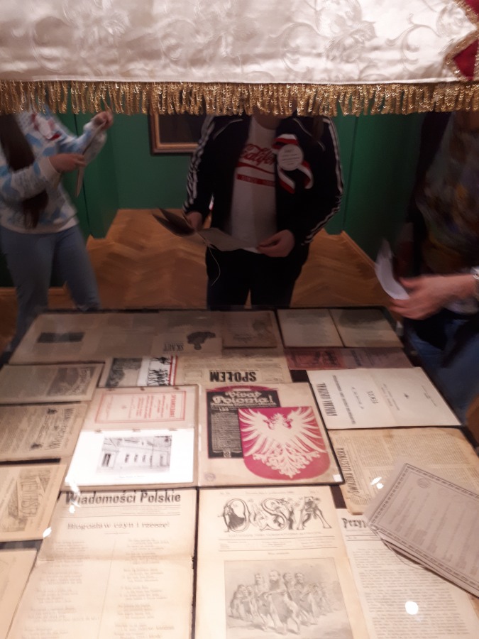 Zwiedzanie do północy. Tłumy na zamku Sułkowskich - foto