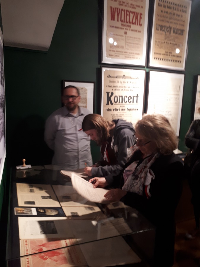 Zwiedzanie do północy. Tłumy na zamku Sułkowskich - foto