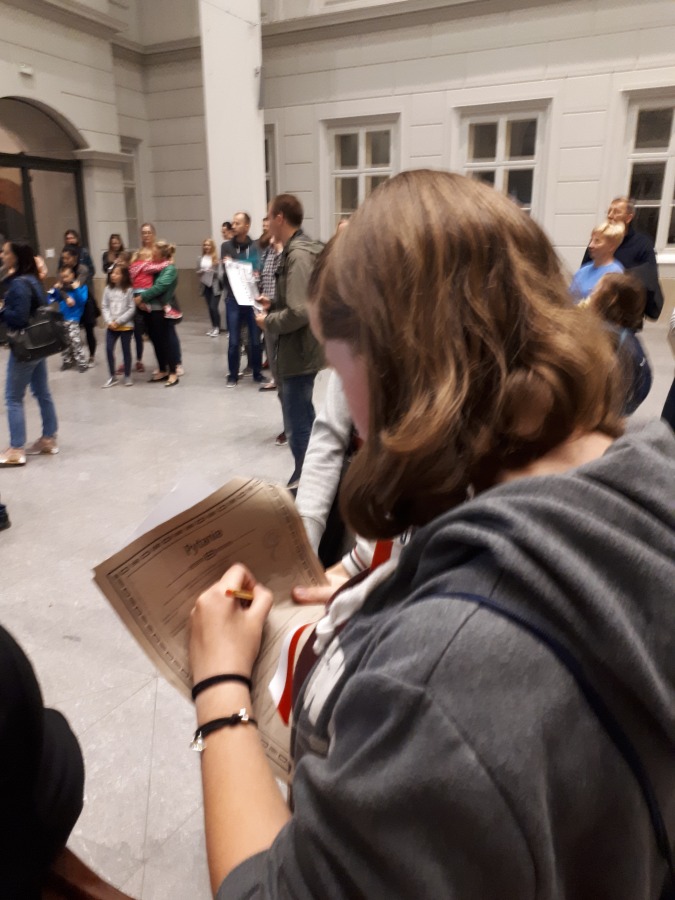 Zwiedzanie do północy. Tłumy na zamku Sułkowskich - foto